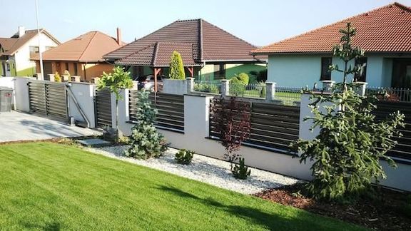 Moderní hliníkový plot v designu NOVA od ryze české značky NOVAVISIO.