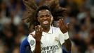 Vinicius Junior z Realu Madrid v prvním utkání čtvrtfinále Ligy mistrů 2022/2023 proti Chelsea, za ním protivník Marc Cucurella