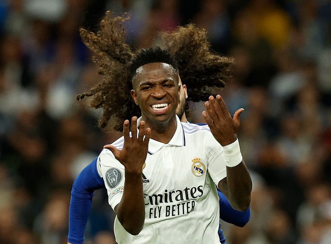 Vinicius Junior z Realu Madrid v prvním utkání čtvrtfinále Ligy mistrů 2022/2023 proti Chelsea, za ním protivník Marc Cucurella