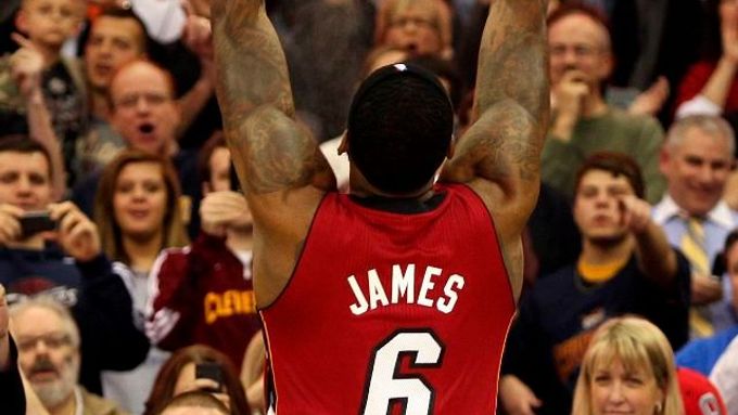 LeBron James slaví výhru s fanoušky Miami