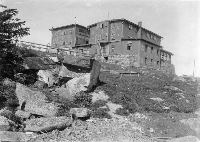 Petrova bouda v Krkonoších. Fotografie z roku cca 1900.