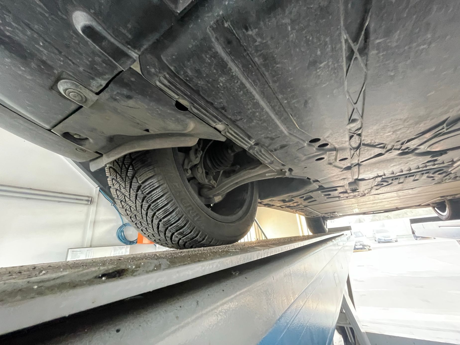 Mercedes-Benz EQB, elektromobil, servis, zvedák, autoservis, oprava, kontrola auta