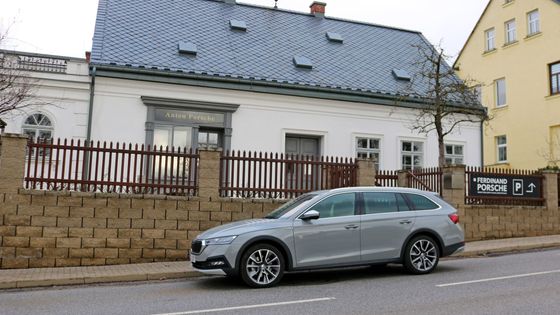 Ferdinand Porsche umřel před 70 lety. Jak by se na oplastovanou Octavii, vzdáleného potomka lidových Volkswagenů a obrněných vozidel, díval dnes?