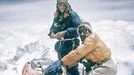 5_1953 - První stanutí na vrcholu - 29. května 1953 Novozélanďan Edmund Hillary a nepálský Šerpa Tenzing Norgay