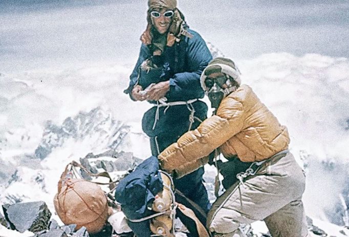 5_1953 - První stanutí na vrcholu - 29. května 1953 Novozélanďan Edmund Hillary a nepálský Šerpa Tenzing Norgay