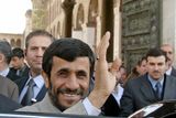 Íránský prezident Ahmadínežád dnes navštívil šíitskou svatyni nedaleko Damašku.