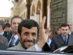 Íránský prezident Ahmadínežád dnes navštívil šíitskou svatyni nedaleko Damašku.