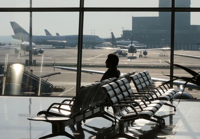 A passenger waits for his flight at Moscow's Sheremetyevo airport June 26, 2013. President Vladimir Putin confirmed on Tuesday former U.S. spy agency NSA contractor Edward Snowden sought by the United States was in the transit area of a Moscow airport but ruled out handing him over to Washington, dismissing U.S. criticisms as "ravings and rubbish". REUTERS/Tatyana Makeyeva (RUSSIA - Tags: POLITICS TRANSPORT) Published: Čer. 26, 2013, 4:43 dop.