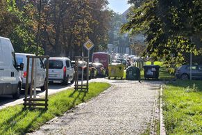 Peklo v Korunovační. Praha 7 přibrzdila provoz semaforem, vznikají tu dlouhé kolony