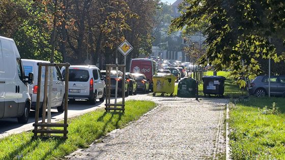Peklo v Korunovační. Praha 7 přibrzdila auta semaforem, vznikají tu dlouhé kolony