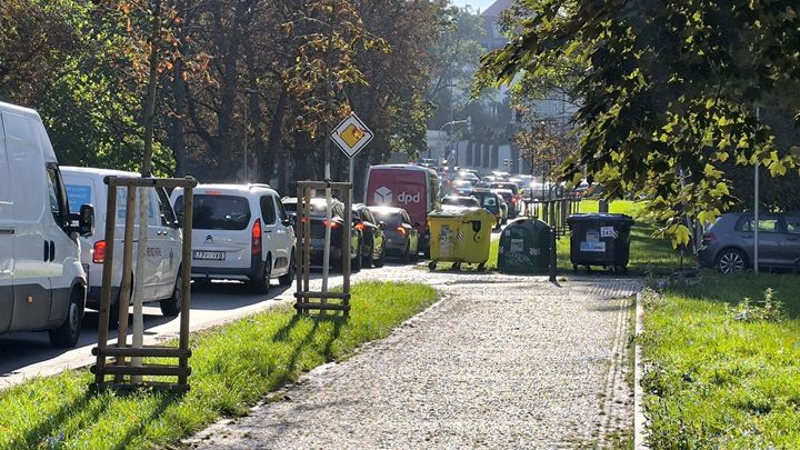 Peklo v Korunovační. Praha 7 přibrzdila provoz semaforem, vznikají tu dlouhé kolony; Zdroj foto: Jakub Stehlík