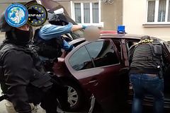 Video: Češi zadrželi muže, který je na Slovensku vyšetřovaný kvůli nájemné vraždě
