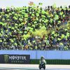 Valentino Rossi na Yamaze jede před svými fanoušky v závodě MotoGP v Misanu