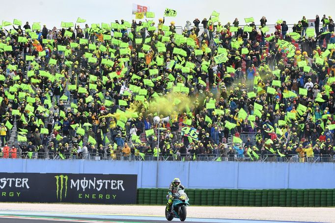 Valentino Rossi na Yamaze jede před svými fanoušky v závodě MotoGP v Misanu