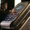 Technik provádí poslední úpravy na obřím telefonu od LG.