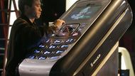 Technik provádí poslední úpravy na obřím telefonu od LG.