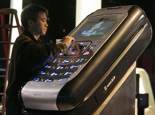 Technik provádí poslední úpravy na obřím telefonu od LG.