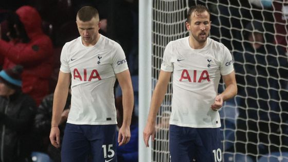 Zklamaní hráči Tottenhamu Eric Dier a Harry Kane po porážce s Burnley
