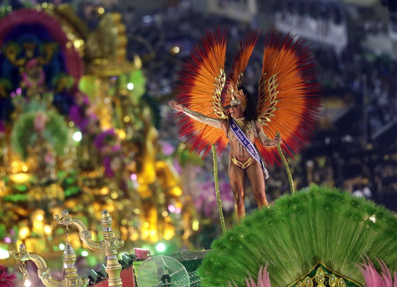 Fotogalerie: Pestrobarevná podívaná z prostředí brazilského karnevalu