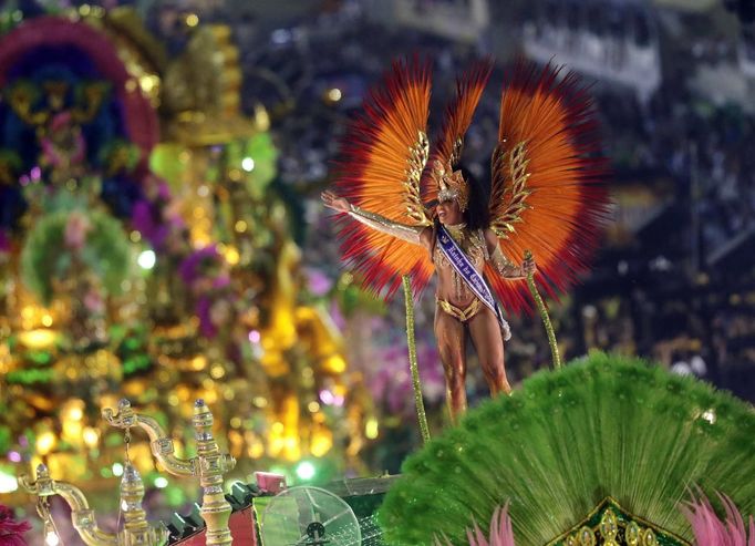 Queen of Carnival Evelyn Bastos takes part in a parade with the Mangueira samba school during the annual carnival parade in Rio de Janeiro's Sambadrome, February 11, 2013. REUTERS/Ricardo Moraes (BRAZIL - Tags: SOCIETY) Published: Úno. 12, 2013, 1:43 dop.