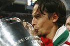 Útočník Fillippo Inzaghi, který v roce 2007 dvěma trefami finále proti Liverpoolu rozhodl, skončil už před více než pěti lety. Od fotbalu ale tak úplně neodešel, v sezoně 2014-15 dokonce trénoval právě milánské AC. Nyní vede druholigové Benátky. A jen tak mimochodem, jeho bratr Simone se v řemesle také uchytil, od roku 2016 koučuje římské Lazio, s nímž nedávno prodloužil smlouvu do roku 2020.