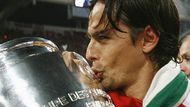 Útočník Fillippo Inzaghi, který v roce 2007 dvěma trefami finále proti Liverpoolu rozhodl, skončil už před více než pěti lety. Od fotbalu ale tak úplně neodešel, v sezoně 2014-15 dokonce trénoval právě milánské AC. Nyní vede druholigové Benátky. A jen tak mimochodem, jeho bratr Simone se v řemesle také uchytil, od roku 2016 koučuje římské Lazio, s nímž nedávno prodloužil smlouvu do roku 2020.