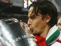 Fillippo Inzaghi líbá trofej pro vítěze Ligy mistrů.