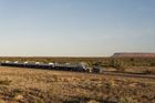 V rozhlehlé australské pustině jsou povoleny nákladní soupravy do čtyř návěsů s největší délkou 53,5 m. Automobilka Land Rover proto musela k tažení sedmi návěsů získat speciální povolení.