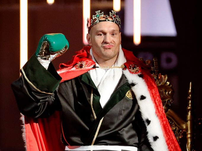 Tyson Fury příchází do ringu před zápasem s Deontayem Wilderem