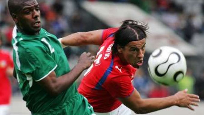 Reprezentant Sudské Arábie Dokhi bojuje o míč s Milanem Barošem během přátelské zápasu na Tivoli Stadium v Innsbrucku.