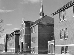 Hlavní budova indiánské rezidenční školy v Kamloops v Kanadě, rok cca 1970.