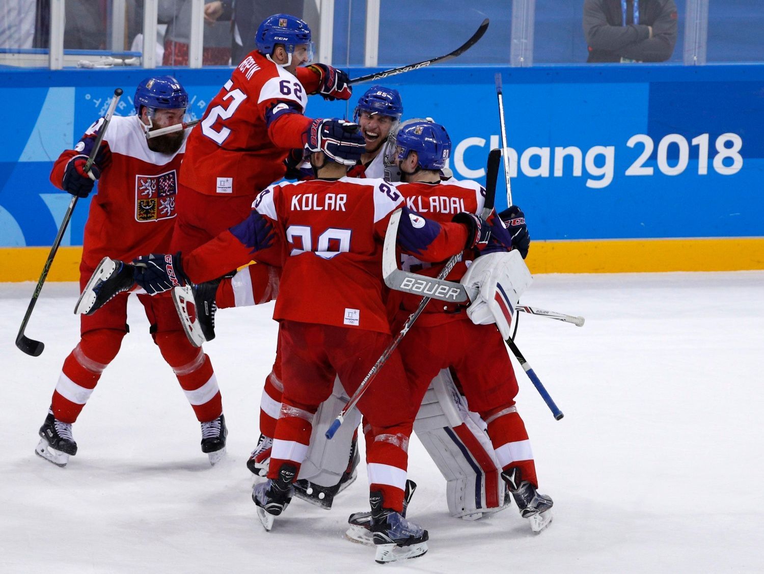 Čeští hokejisté slaví vítězství ve čtvrtfinále s USA na ZOH 2018