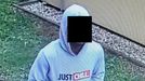 Muž přepadl devadesátiletou stařenku a ukradl jí peněženku. Incident zachytila bezpečnostní kamera. Policii se podařilo pachatele dopadnout hned druhý den.