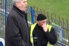 Video, které baví Polsko: Politik sprostě nadává sudímu