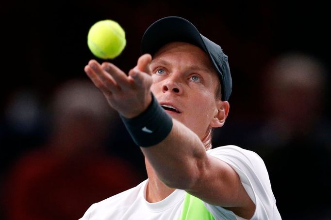 Český tenista Tomáš Berdych ve čtvrtfinále paříšského Masters 2012 v utkání proti Francouzi Gillesu Simonovi.