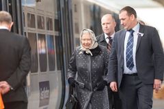 Ukončete nástup, Alžběta II. odjíždí. Královna jela do Londýna vlakem, na cestu zvolila odvážné šaty