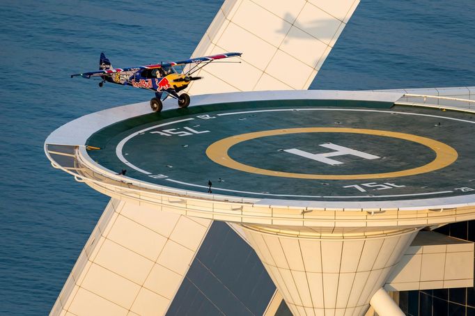 Snímky z letošního března, kdy polský pilot Łukasz Czepiela přistál malým letadlem Carbon Cub na heliportu mrakodrapu Burdž al-Arab v Dubaji.