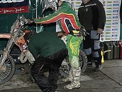 Jan Zaremba v depu při tratí čtvrtém dni motocyklové Šestidenní na Novém Zélandu.