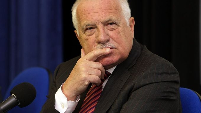 Výsledek krajských a prvního kola senátních voleb nemá po listopadu 1989 precedens a je zneklidňující, míní prezident Václav Klaus.