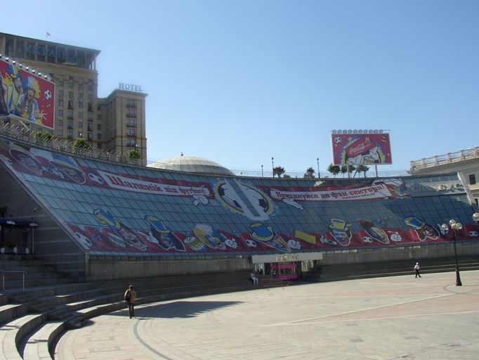 To není zakrytá tribuna, ale obchodní dům v centru Kyjeva.