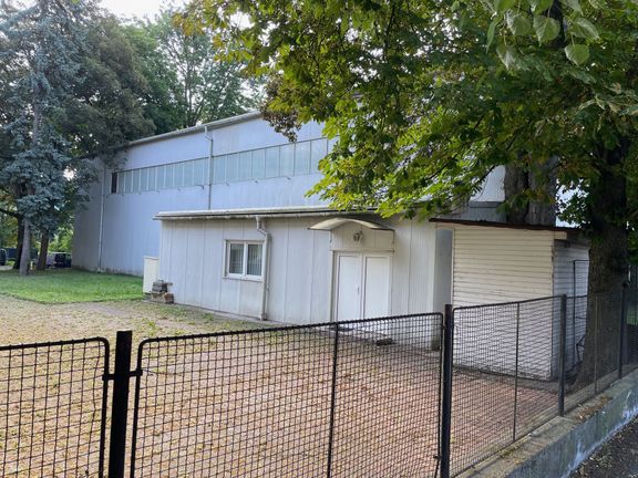 Ruské středisko vědy a kultury skrývá na zahradě obří nepovolenou stavbu - velkou plechovou halu.