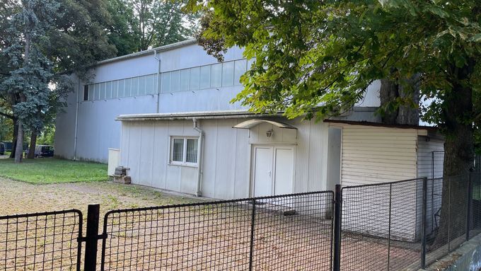 Na zahradě Ruského domu v Praze stojí velká hala, úřady o ní nic neví (22. 7. 2025)