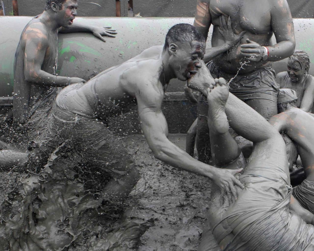 Obrazem: Bahenní festival Boryeong Mud v Jižní Koreji