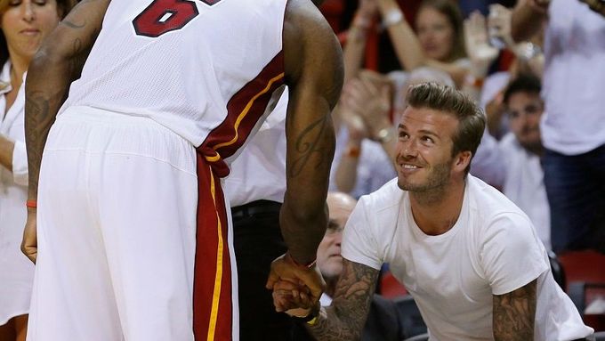 LeBron James děkuje fanouškovi Davidu Beckhamovi. Miami postupuje do finále.