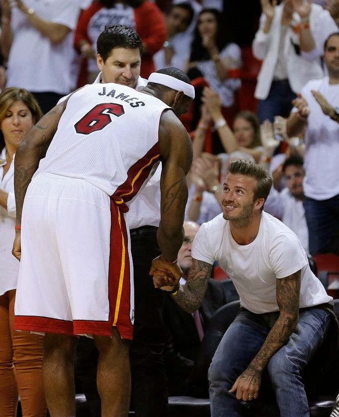 LeBron James děkuje fanouškovi Davidu Beckhamovi. Miami postupuje do finále.