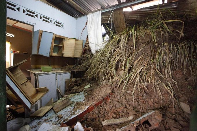 Soil from a mudslide that crashed through the kitchen wall of a house is seen at Upper Neckles Drive, Carenage, following heavy showers caused by the passing of Tropical Storm Isaac August 23, 2012. Tropical Storm Isaac unleashed heavy rain and winds off Puerto Rico and the Virgin Islands as it moved across the Caribbean on Thursday and could strengthen into a hurricane before tearing across the Dominican Republic and Haiti. REUTERS/Andrea De Silva (TRINIDAD AND TOBAGO - Tags: DISASTER ENVIRONMENT TPX IMAGES OF THE DAY) Published: Srp. 24, 2012, 1:22 dop.