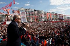 Pokud si Turci odhlasují změnu ústavy, skončí demokracie. Turecký politolog uvádí tři důvody
