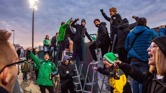 Fanoušci za plotem, kola a olympiáda. Nejlepší fotky sportu z Czech Press Photo