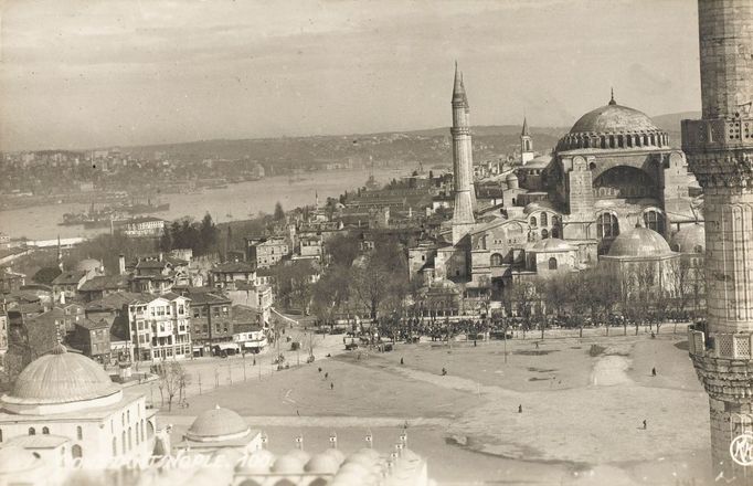 Záběr na Istanbul z Modré mešity s Bosporem v pozadí v Turecku. Snímek z 30. let 20. století.