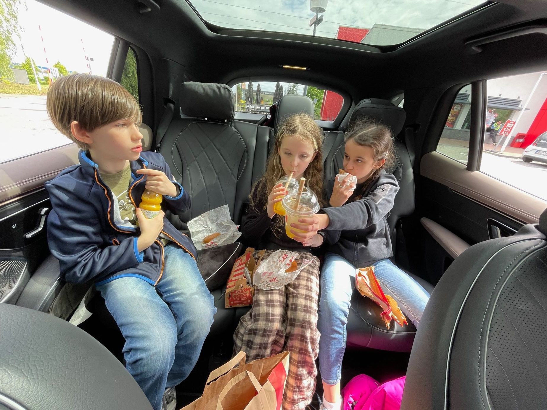 Test děti, drive-thru, drive-in, jídlo na cestách, děti v autě